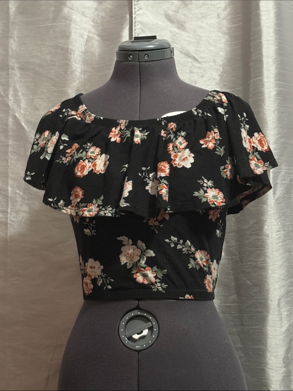 feathers Black Floral Ruffle Off-Shoulder Crop Top